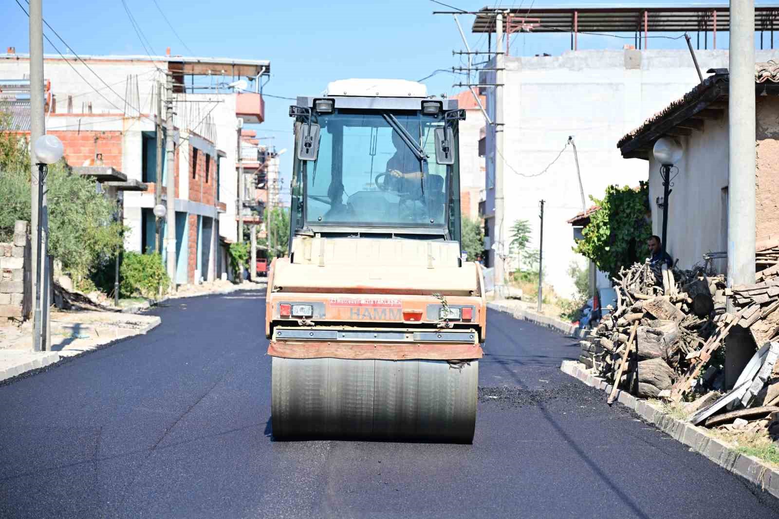 AHMETLİ’DE YOLLAR SICAK ASFALTLA BULUŞUYOR