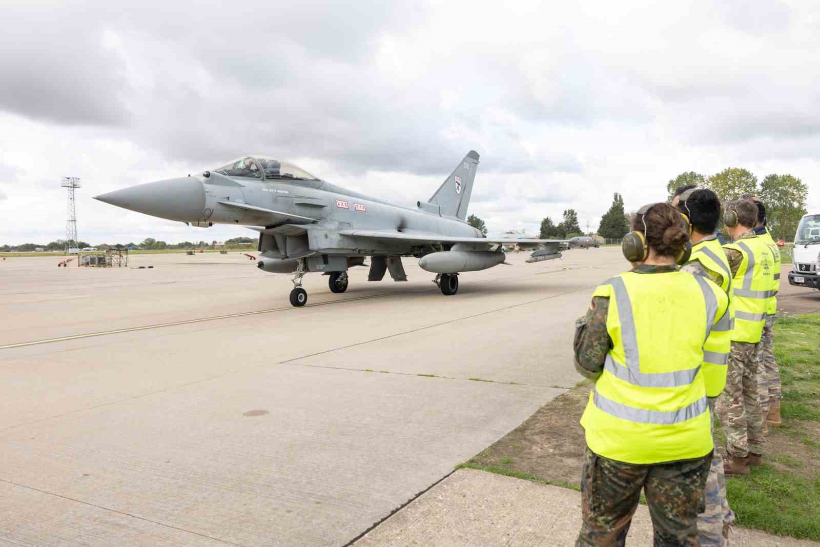 EUROFİGHTER TYPHOON TEDARİK PROJESİ KAPSAMINDA İNGİLTERE’DE UÇAK BAKIM TESİSLERİ İNCELENDİ