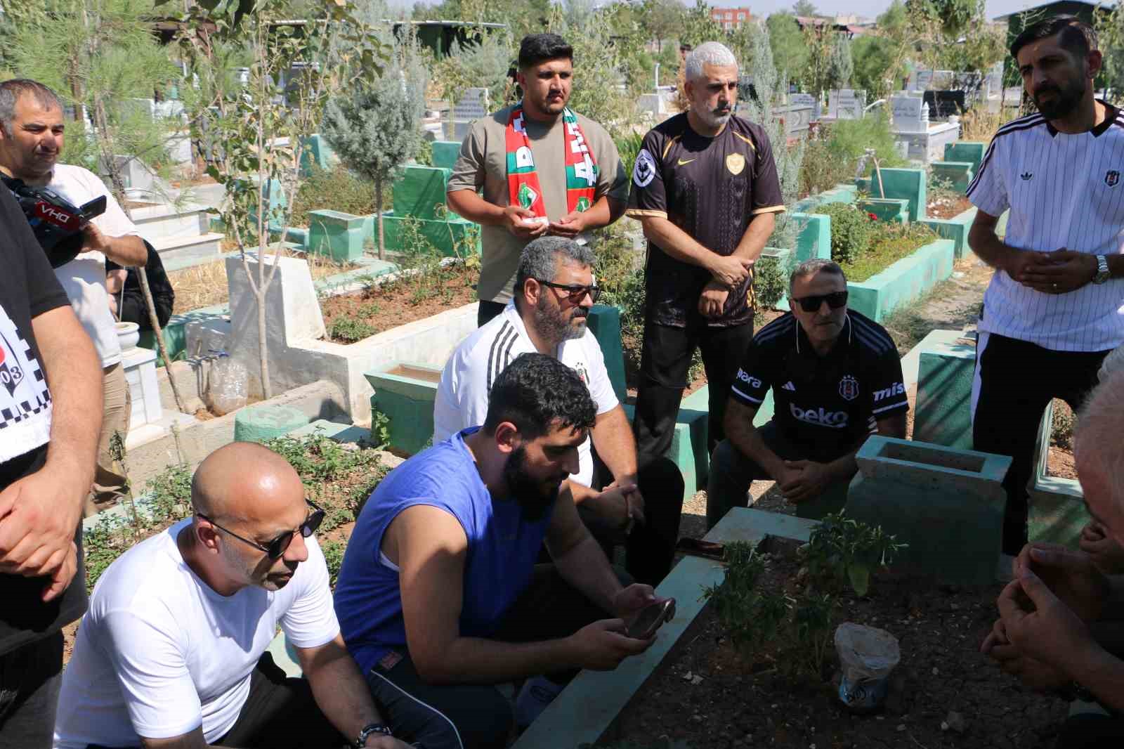 AMED SPORTİF FAALİYETLER VE BEŞİKTAŞ TARAFTAR GRUPLARINDAN MAÇ ÖNCESİ ROJİN KABAİŞ’İN MEZARINA ZİYARET