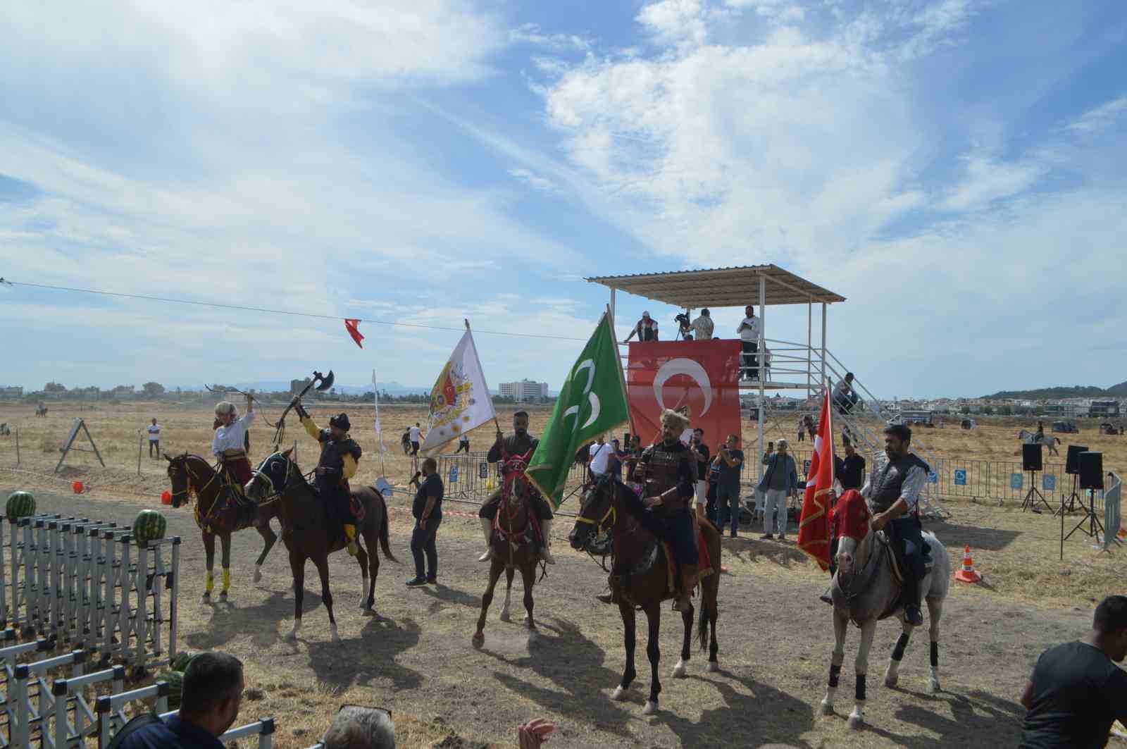 AYVALIK’TA RAHVAN AT YARIŞLARINDA 100 AT PİSTE ÇIKTI