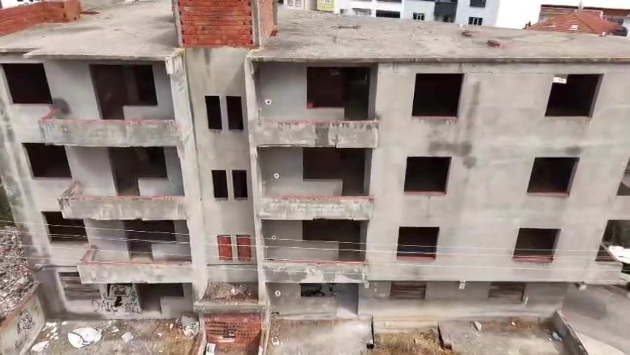 KARACABEY’DE 30 YILDIR TAMAMLANMAYI BEKLEYEN BİNA MAHALLELİYİ TEDİRGİN EDİYOR