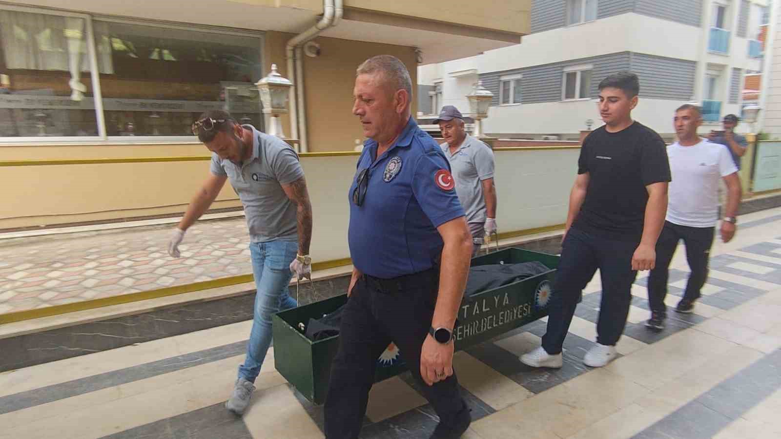 RUS UYRUKLU TURİST KONAKLADIĞI OTELİN KORİDORUNDA ÖLÜ BULUNDU