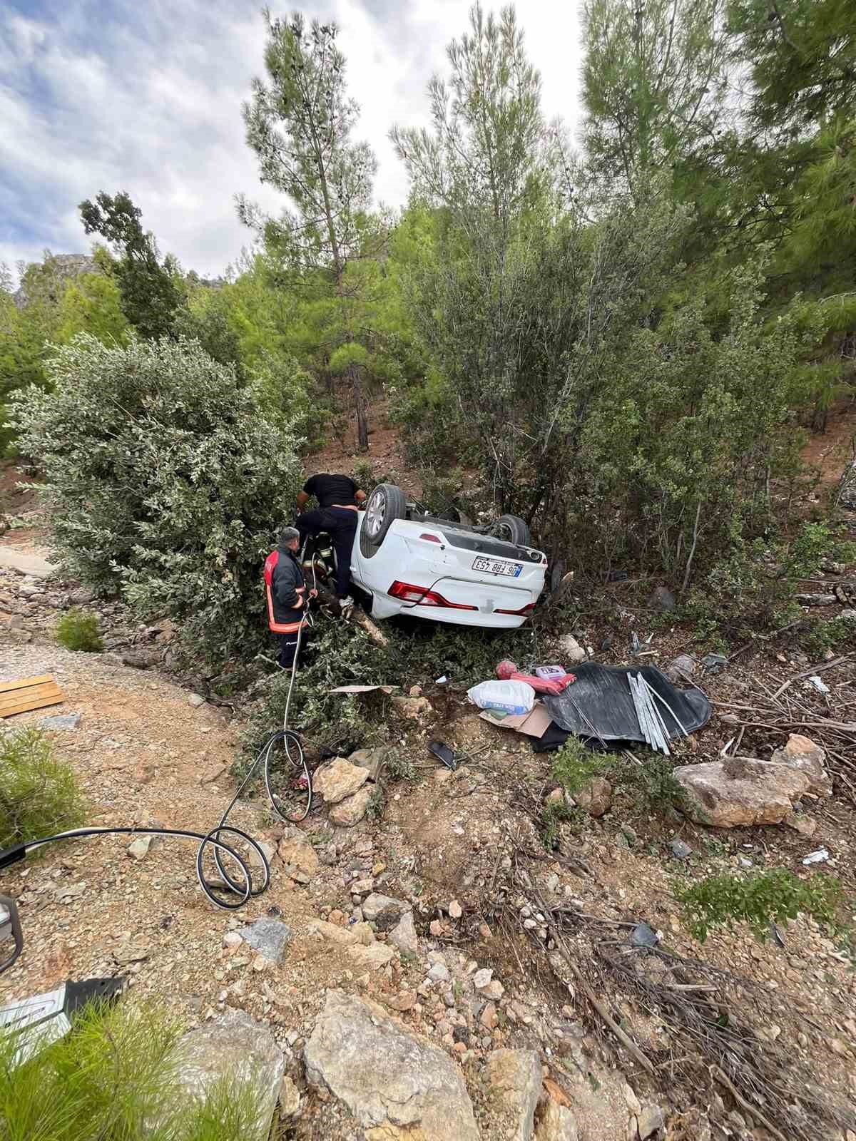 MERSİN’DE SEYİR HALİNDEKİ OTOMOBİL DEVRİLDİ: 1 AĞIR YARALI
