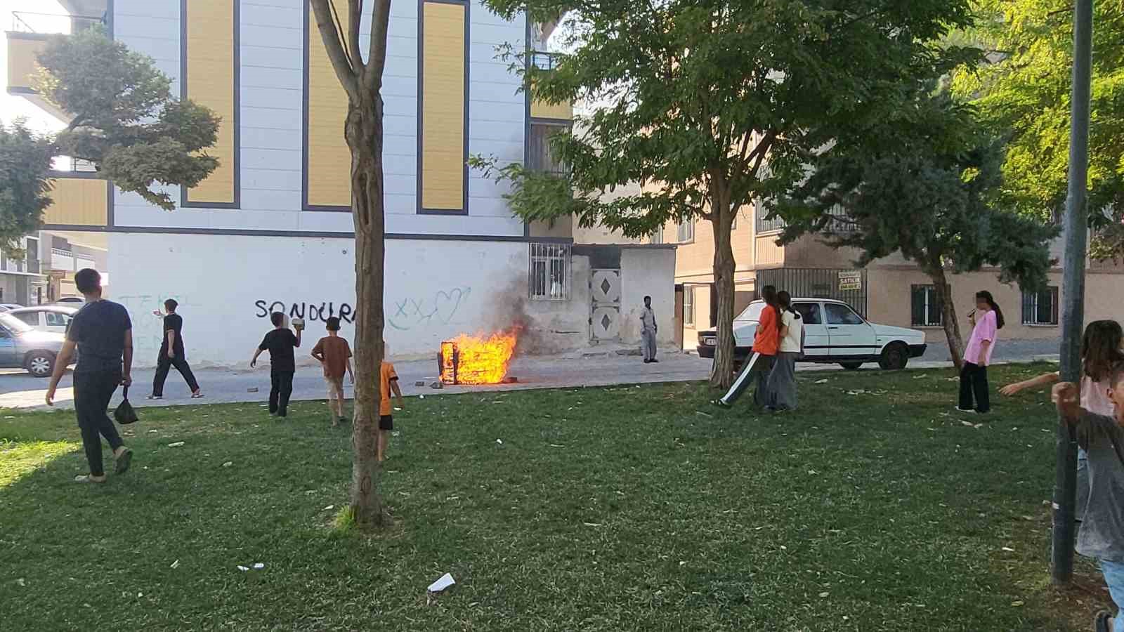 SOKAKTAKİ KOLTUĞU ATEŞE VEREN ÇOCUKLAR SONRA SÖNDÜRMEYE ÇALIŞTI