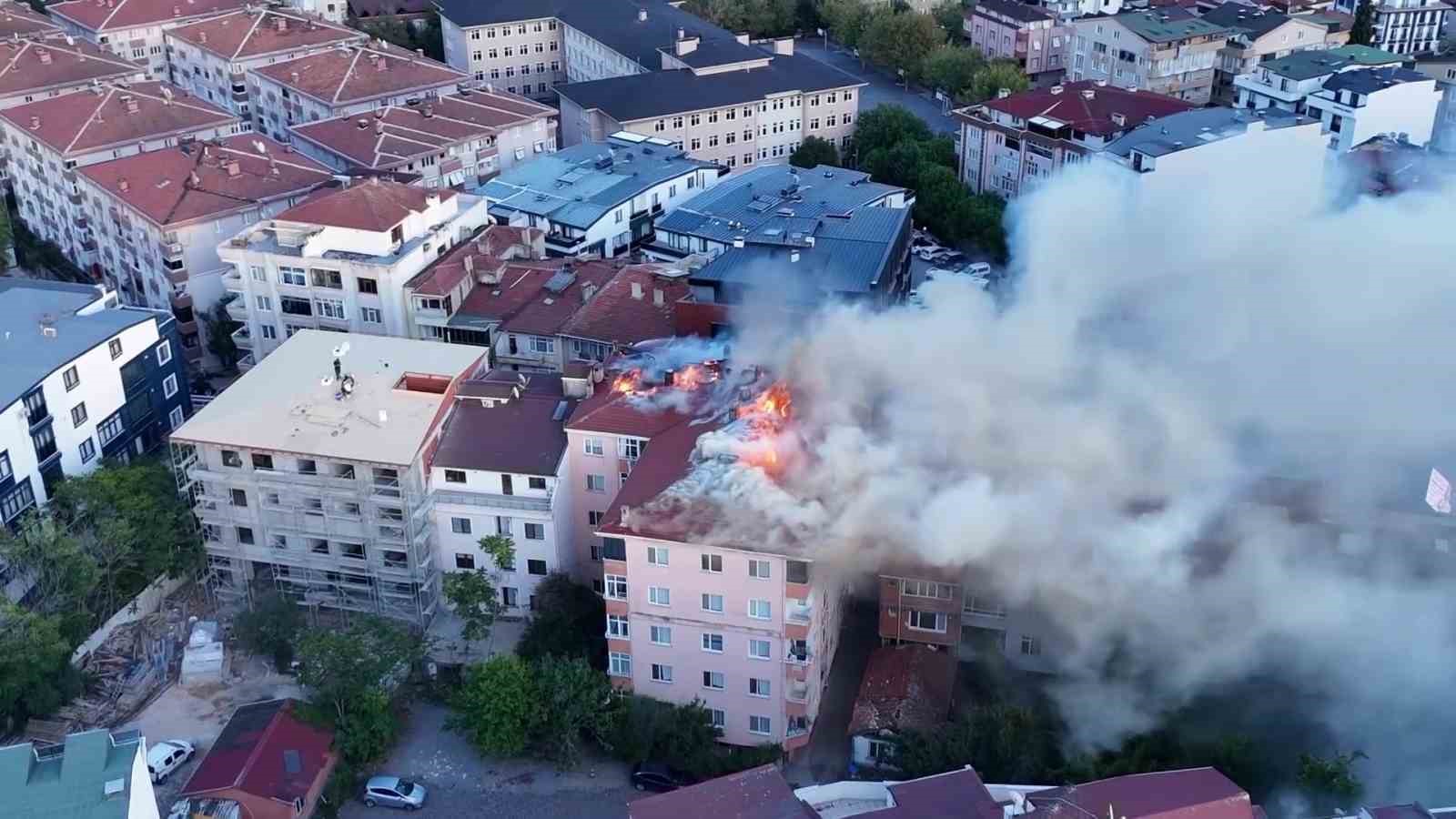 KOCAELİ’DE BİNANIN ÇATISI ALEV ALEV YANDI