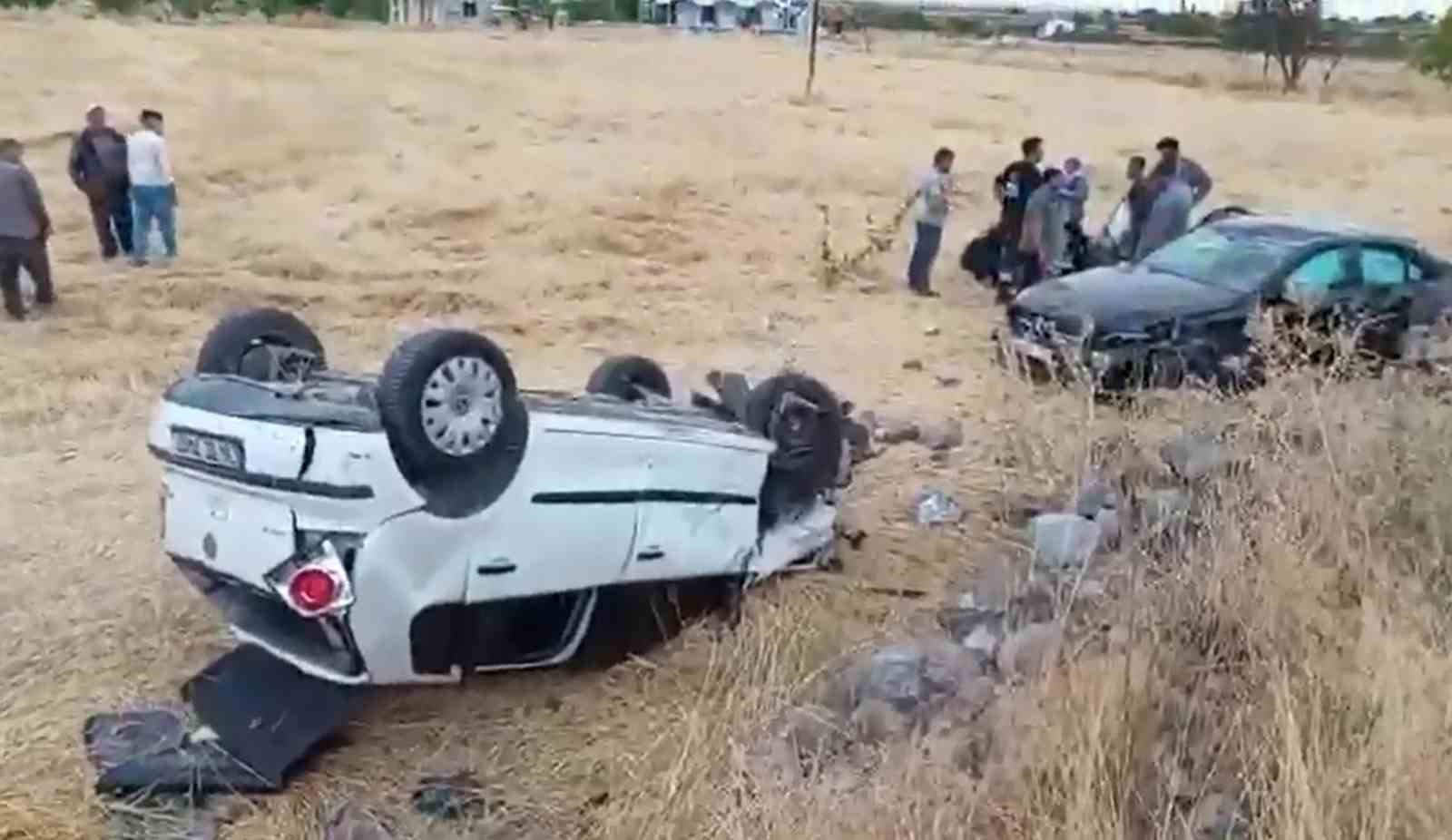 OTOMOBİL PARK HALİNDEKİ ARACA ÇARPTI: 5 YARALI