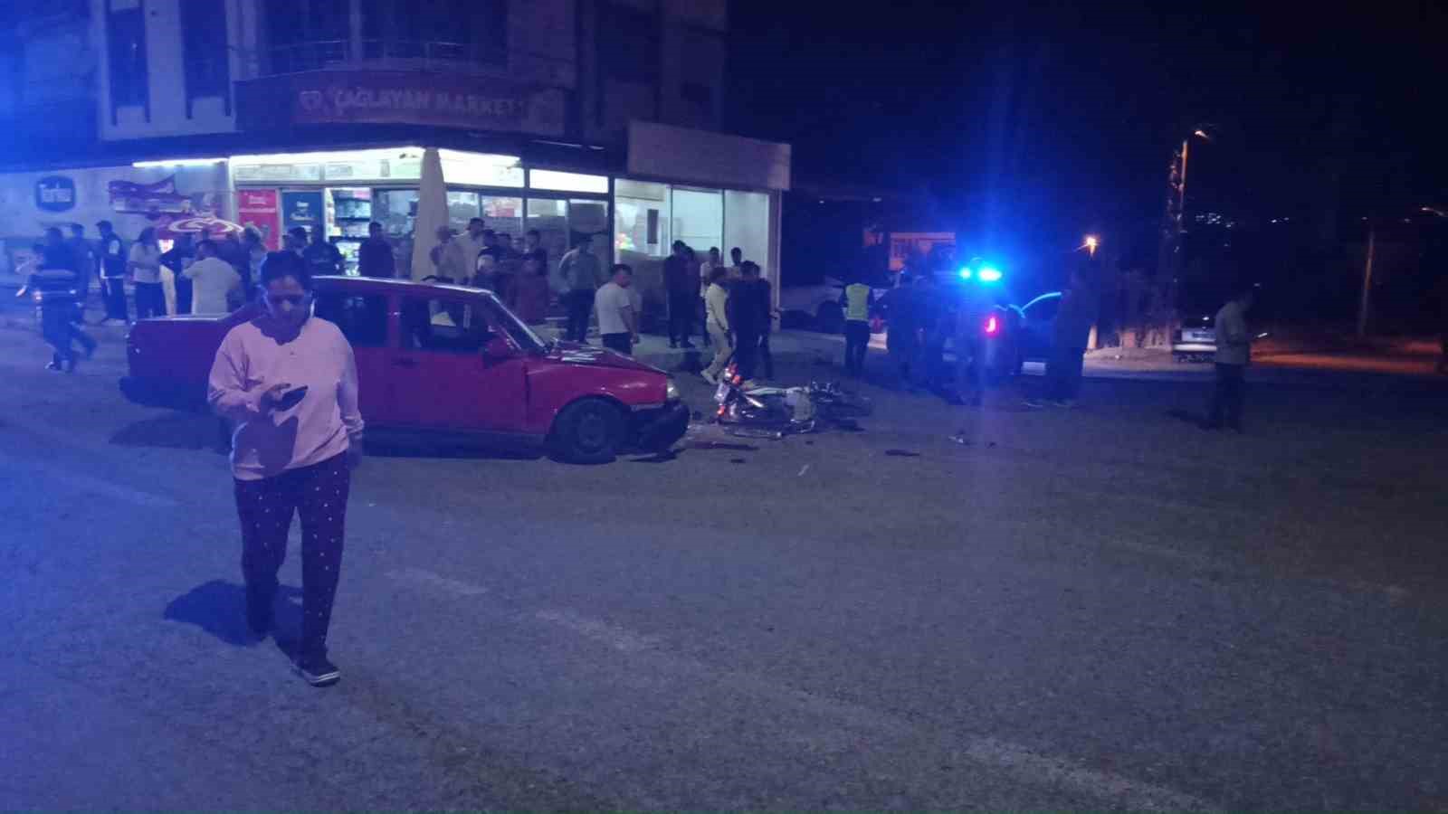 OTOMOBİL İLE MOTOSİKLET ÇARPIŞTI: 3 YARALI