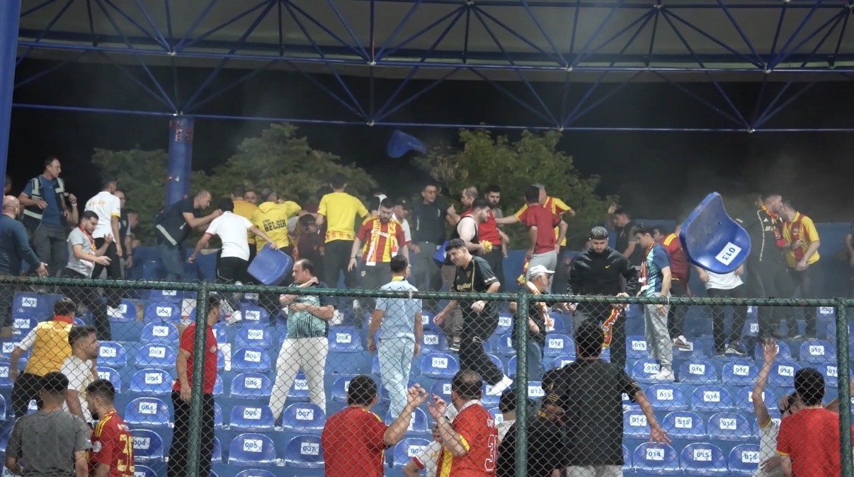 KAYSERİSPOR TARAFTARLARI TRİBÜN KOLTUKLARINI KIRDI, STADYUM ZARAR GÖRDÜ