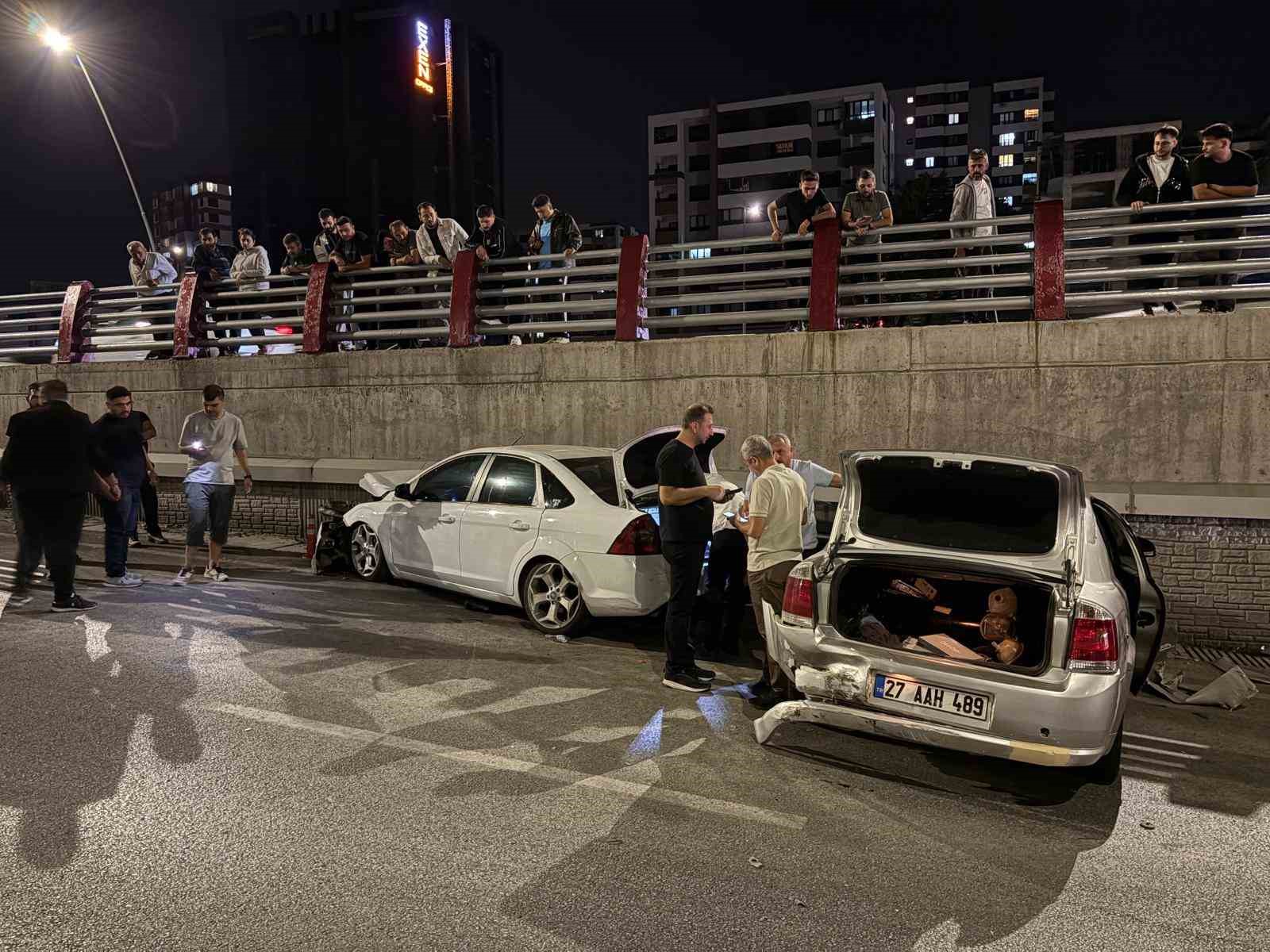 KAYSERİ’DE 3 OTOMOBİLİN KARIŞTIĞI KAZADA 2 SÜRÜCÜ YARALANDI