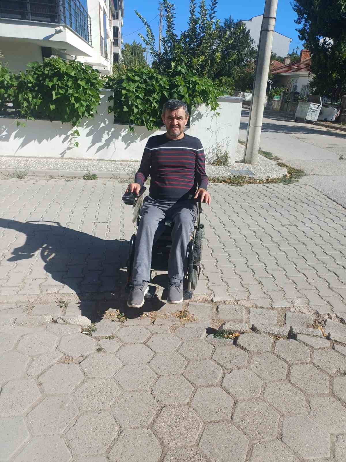 ENGELLİ VATANDAŞLAR BOZULAN KALDIRIMI KULLANAMIYOR
