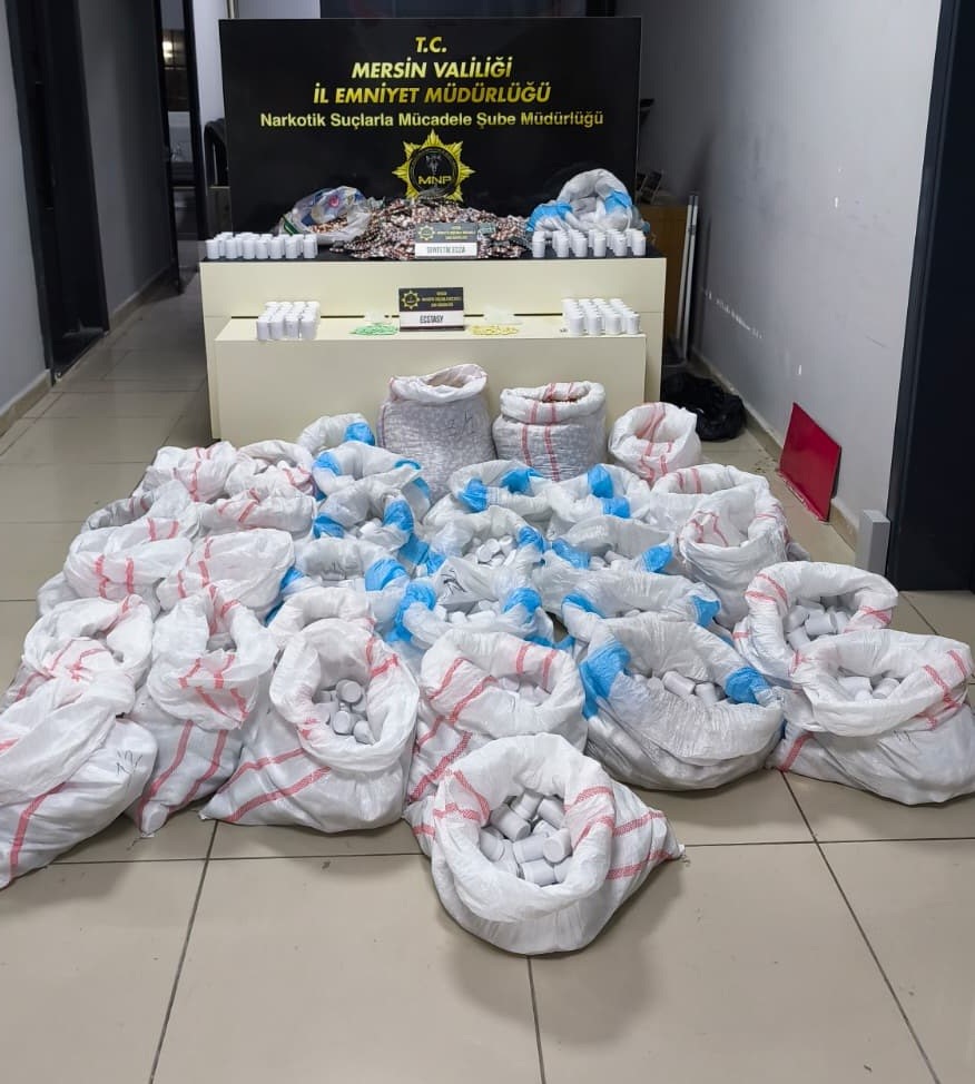 HASTANE OTOPARKINDAKİ ARAÇTA 256 BİNDEN FAZLA SENTETİK ECZA ELE GEÇİRİLDİ: 4 GÖZALTI