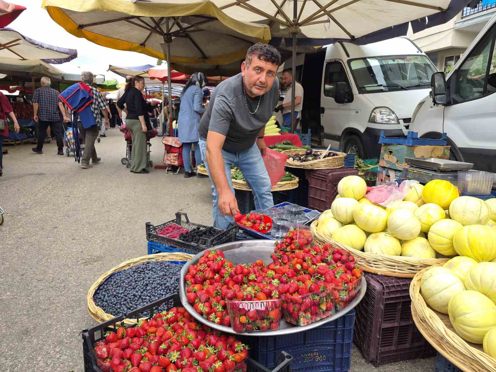 SONBAHAR GELDİ AMA PAZAR TEZGAHLARI YAZDAN KALMA