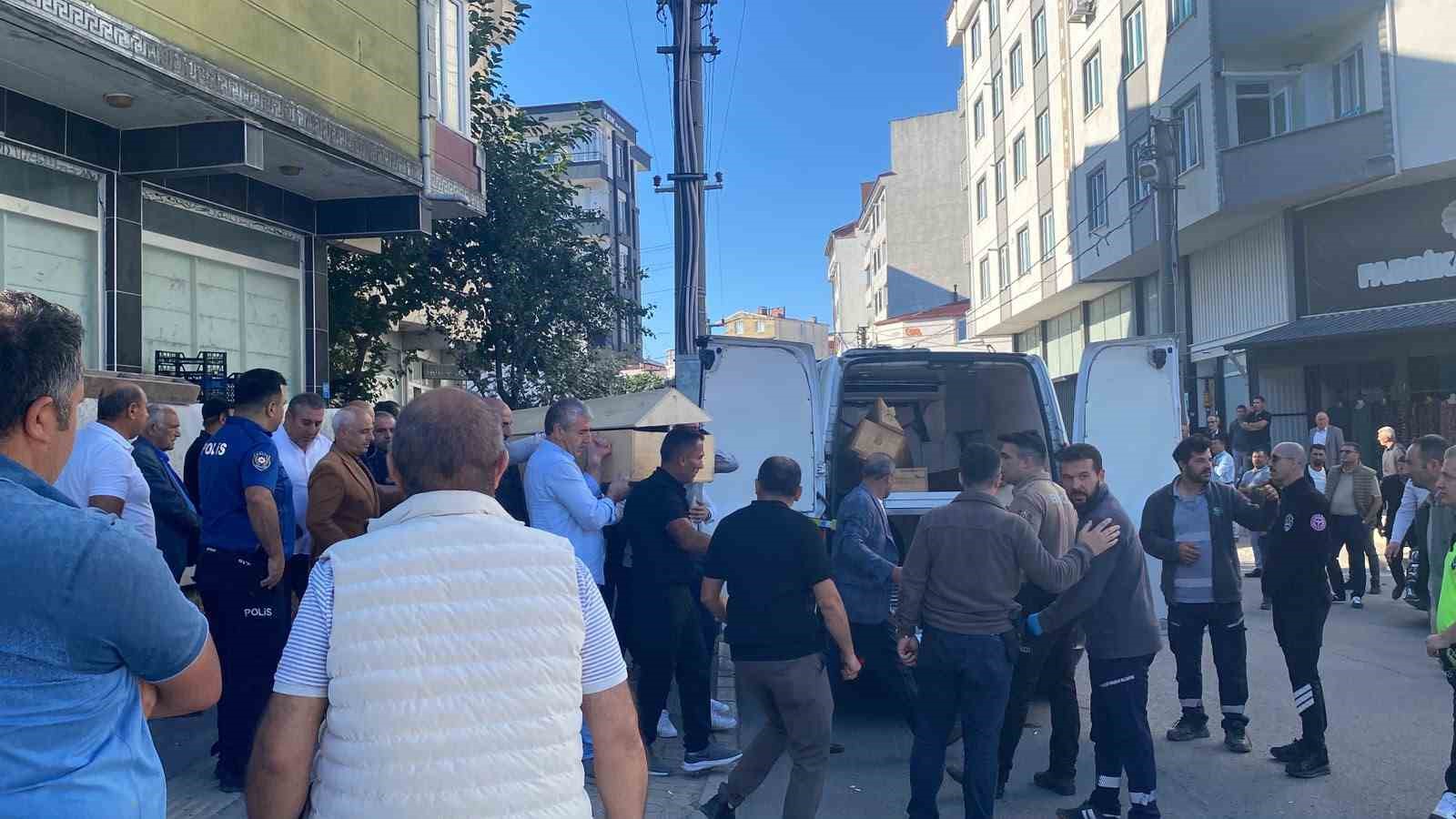 TARTIŞTIĞI EŞİNİ BIÇAKLA ÖLDÜRDÜ