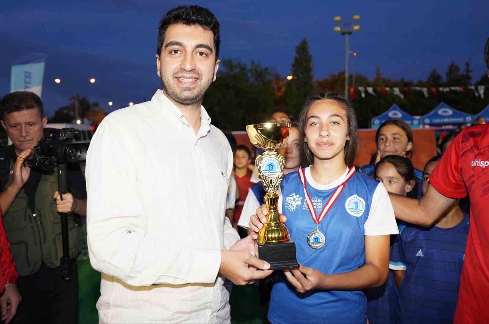 TUZLA’DA YAZ SPOR OKULLARI COŞKUYLA TAMAMLANDI