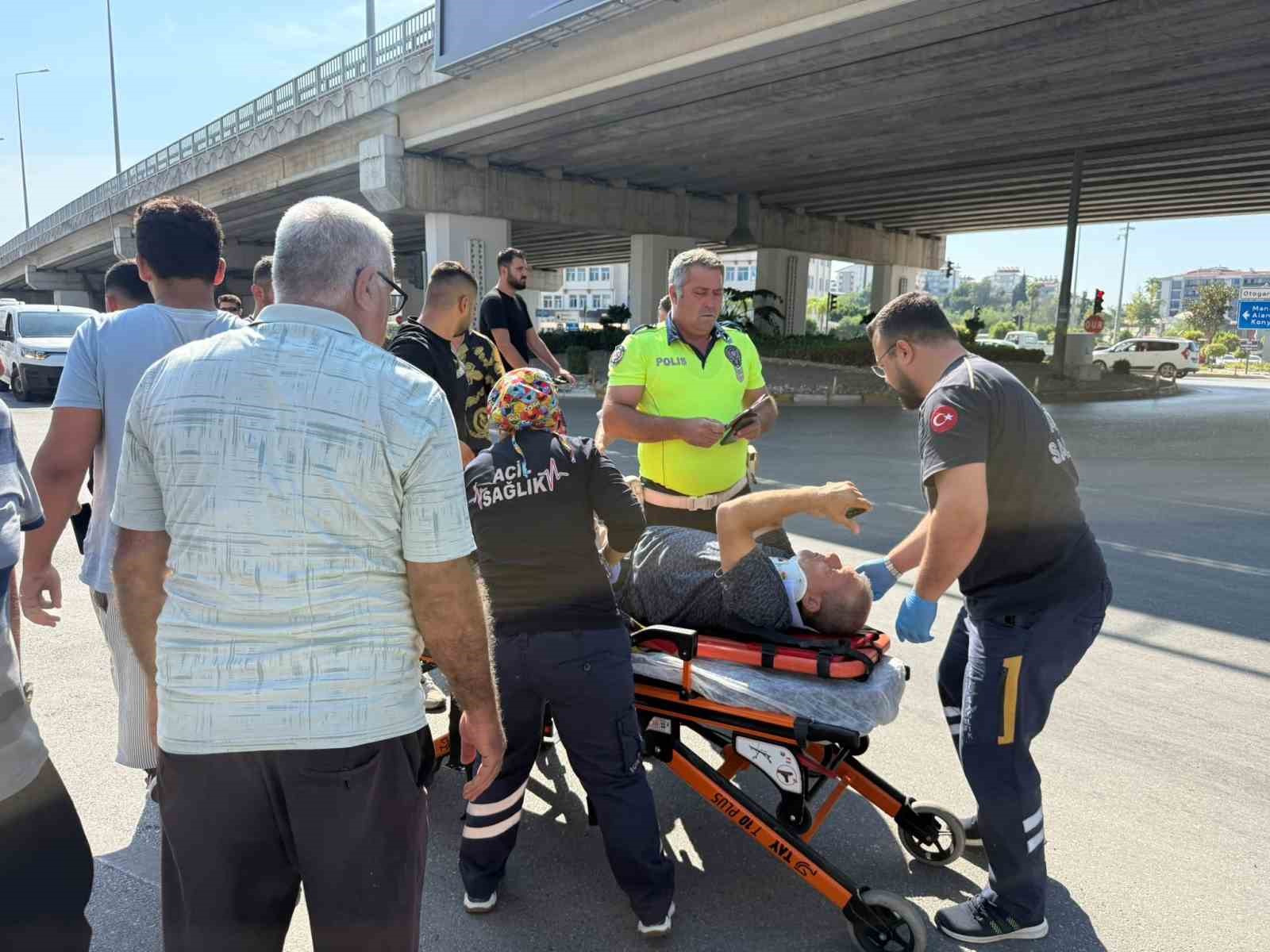 SEDYE ÜZERİNDEYKEN TELEFONLA YAKINLARINA MESAJ ATARAK KAZA YAPTIĞINI HABER VERDİ