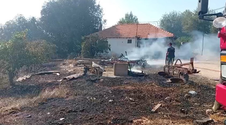 SERİK’TE ÇIKAN YANGINDA BİBER SERASI ZARAR GÖRDÜ, ALEVLER EVE METRELER KALA DURDURULDU