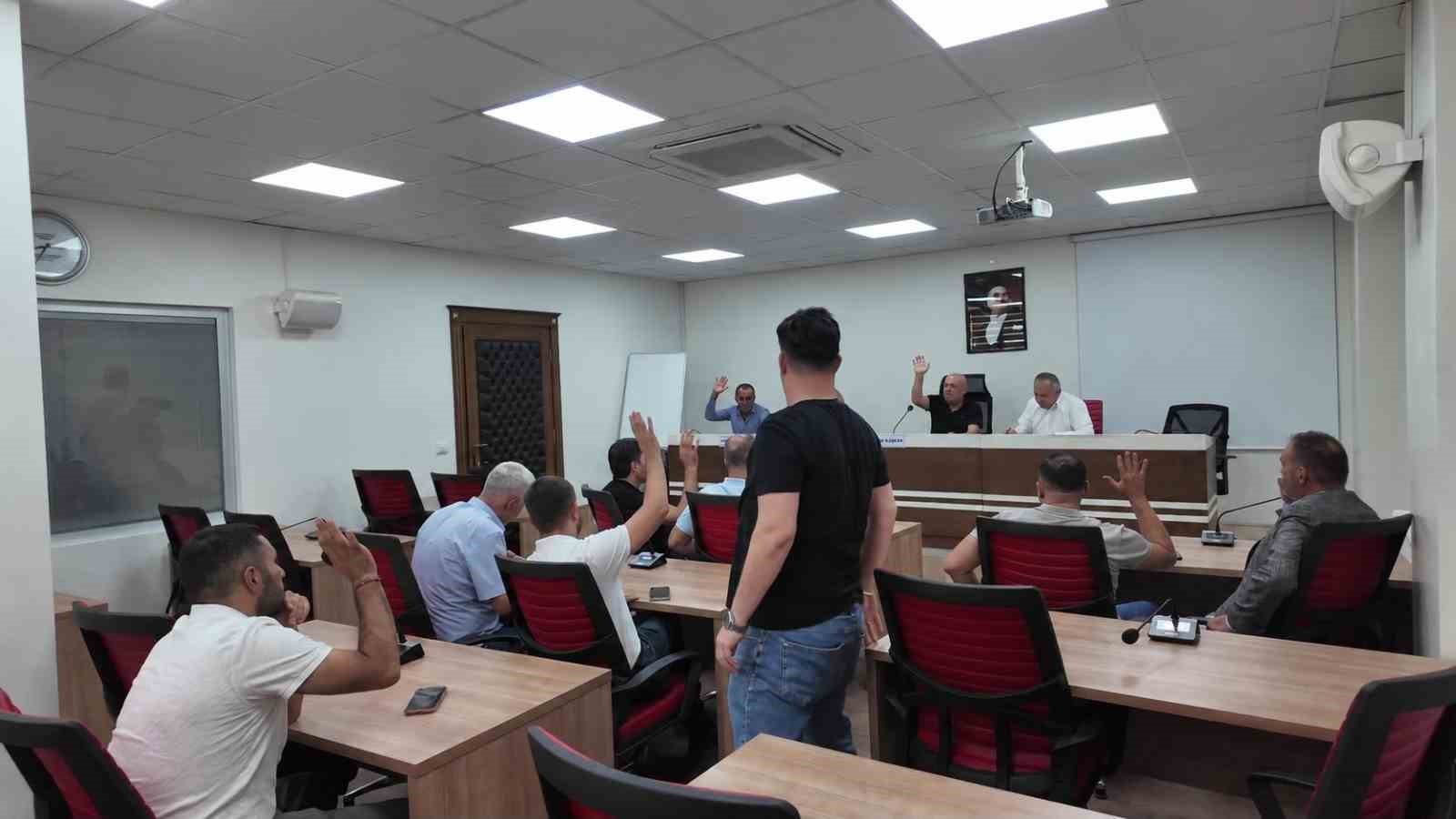 HONAZ BELEDİYE MECLİS TOPLANTISINDA YENİ PARTİ KOLTUKLARI BOŞ KALDI