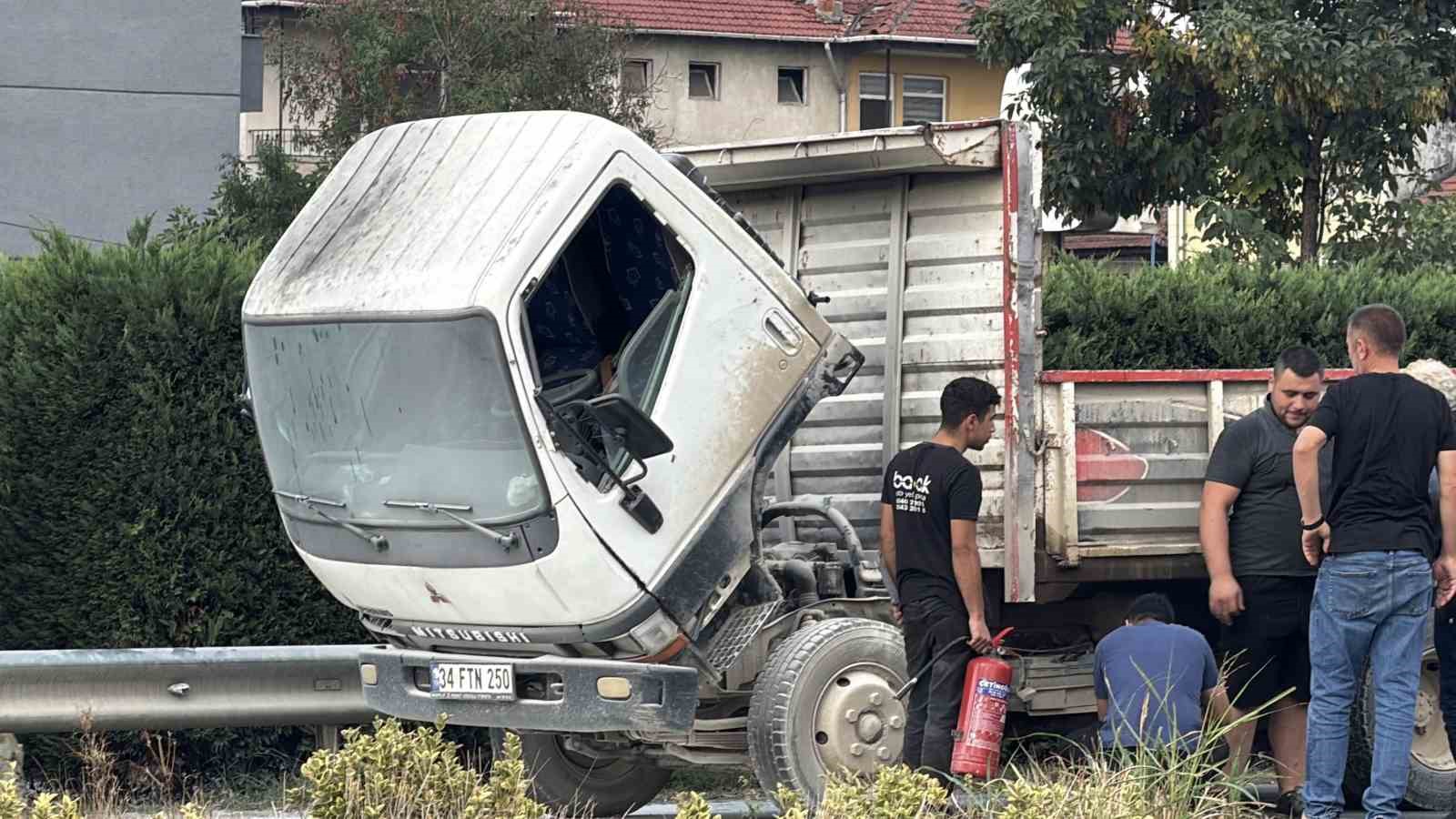 D-100’DE SEYİR HALİNDEKİ KAMYONDA YANGIN: VATANDAŞLAR YANGIN SÖNDÜRME TÜPLERİYLE MÜDAHALE ETTİ
