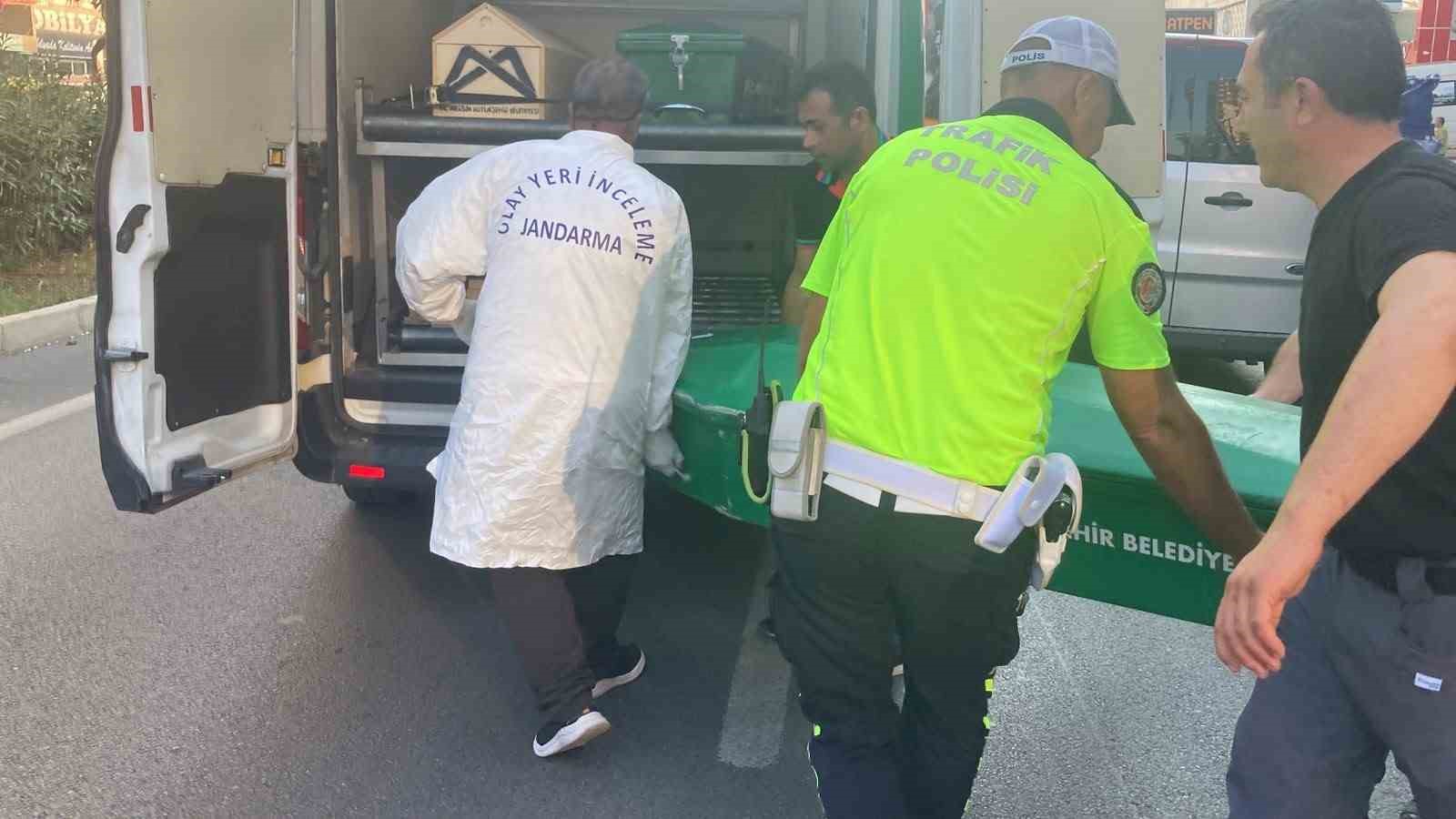 TIRLA ÇARPIŞAN MOTOSİKLET ARDINDAN KAMYONETE ÇARPTI: 1 ÖLÜ, 1 YARALI