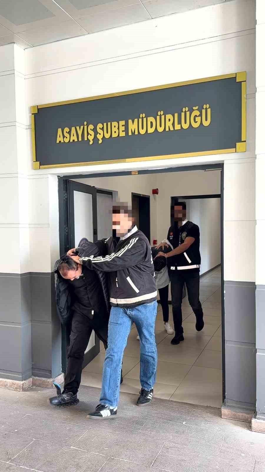 İŞ GÖRÜŞMESİ BAHANESİYLE AÇTIRDIKLARI HESAPLARDAN KREDİ ÇEKİP, PARALARI KENDİ HESAPLARINA AKTARDILAR