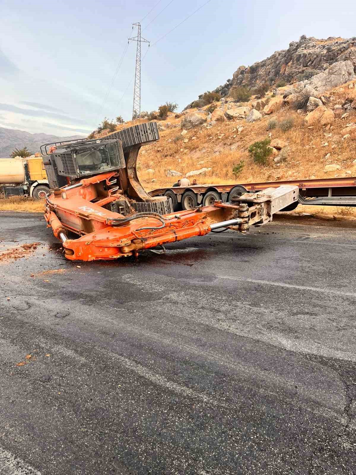 TIRIN ÜZERİNDEKİ İŞ MAKİNESİ YOLA DÜŞTÜ, YOL TRAFİĞE KAPANDI