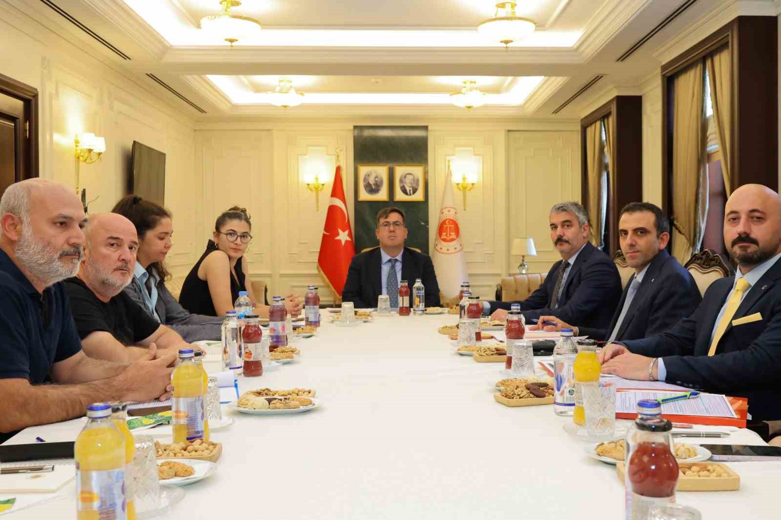 ADALET BAKAN YARDIMCISI TUNCAY, ADALET PEŞİNDE AİLELERİ PLATFORMU ÜYELERİYLE BİR ARAYA GELDİ
