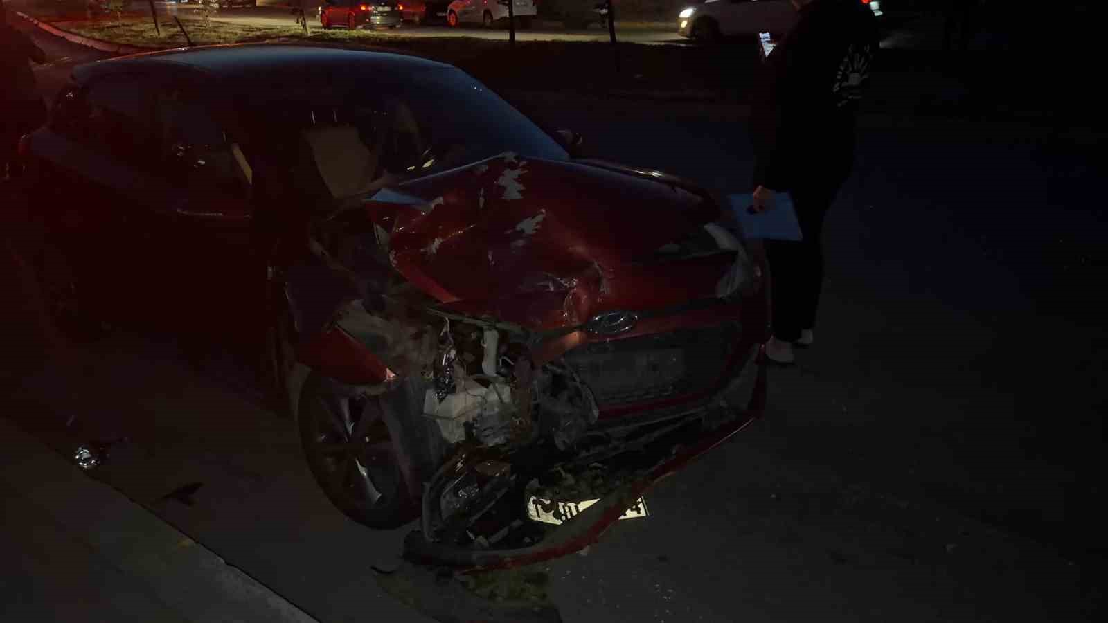 VİRAJI ALAMAYAN OTOBÜS İKİ OTOMOBİLE ÇARPTI: ÖLÜMLE BURUN BURUNA GELDİLER
