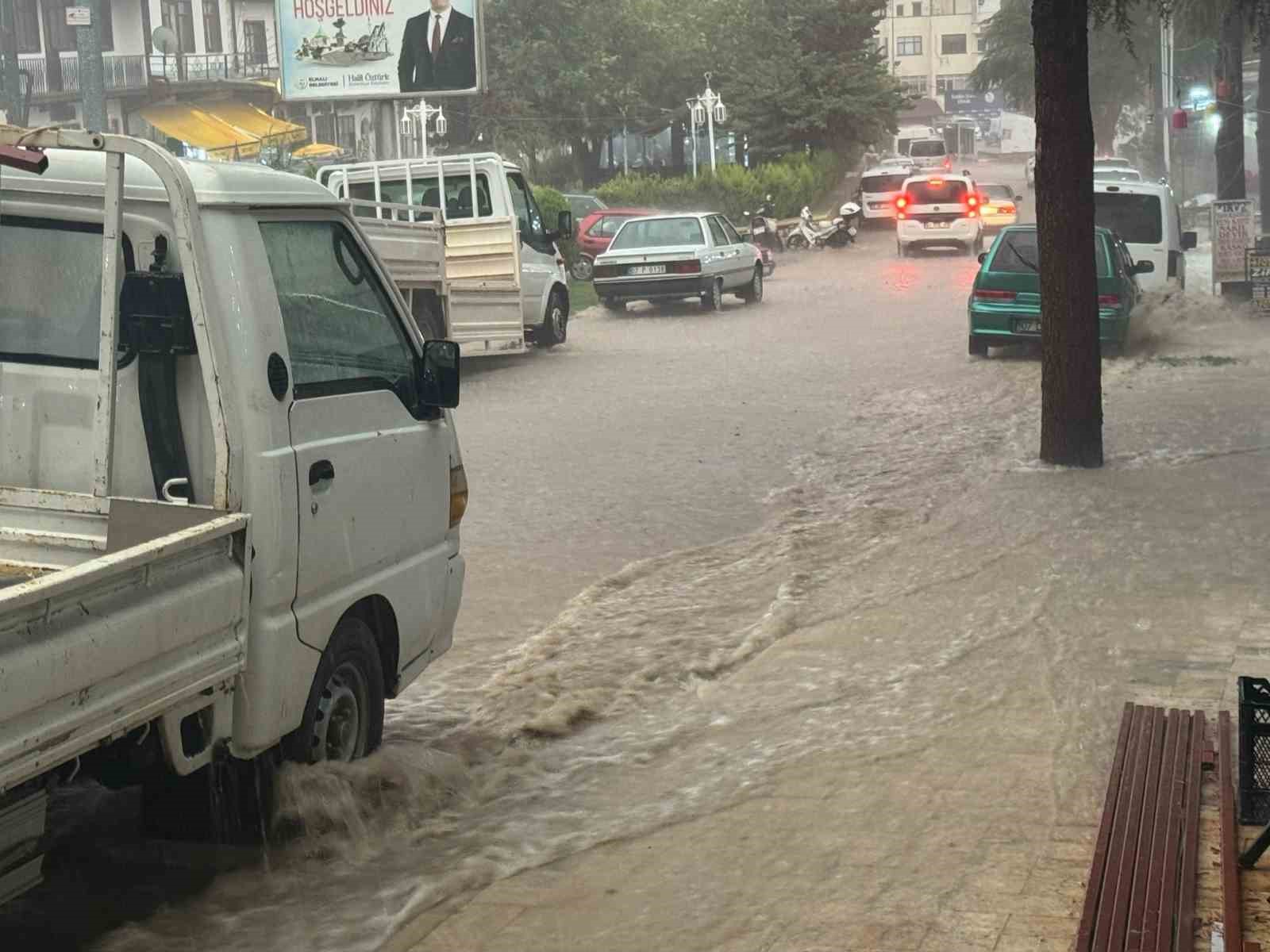 ANTALYA’DA SAĞANAK TAŞKINLARA NEDEN OLDU