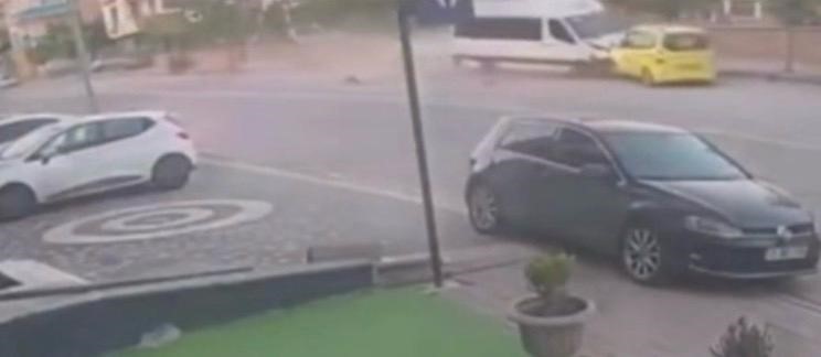 FRENİ PATLAYAN MİNİBÜS TAKSİYİ ÖNÜNE KATTI, DİREĞE ÇARPARAK DURABİLDİ: 1 YARALI