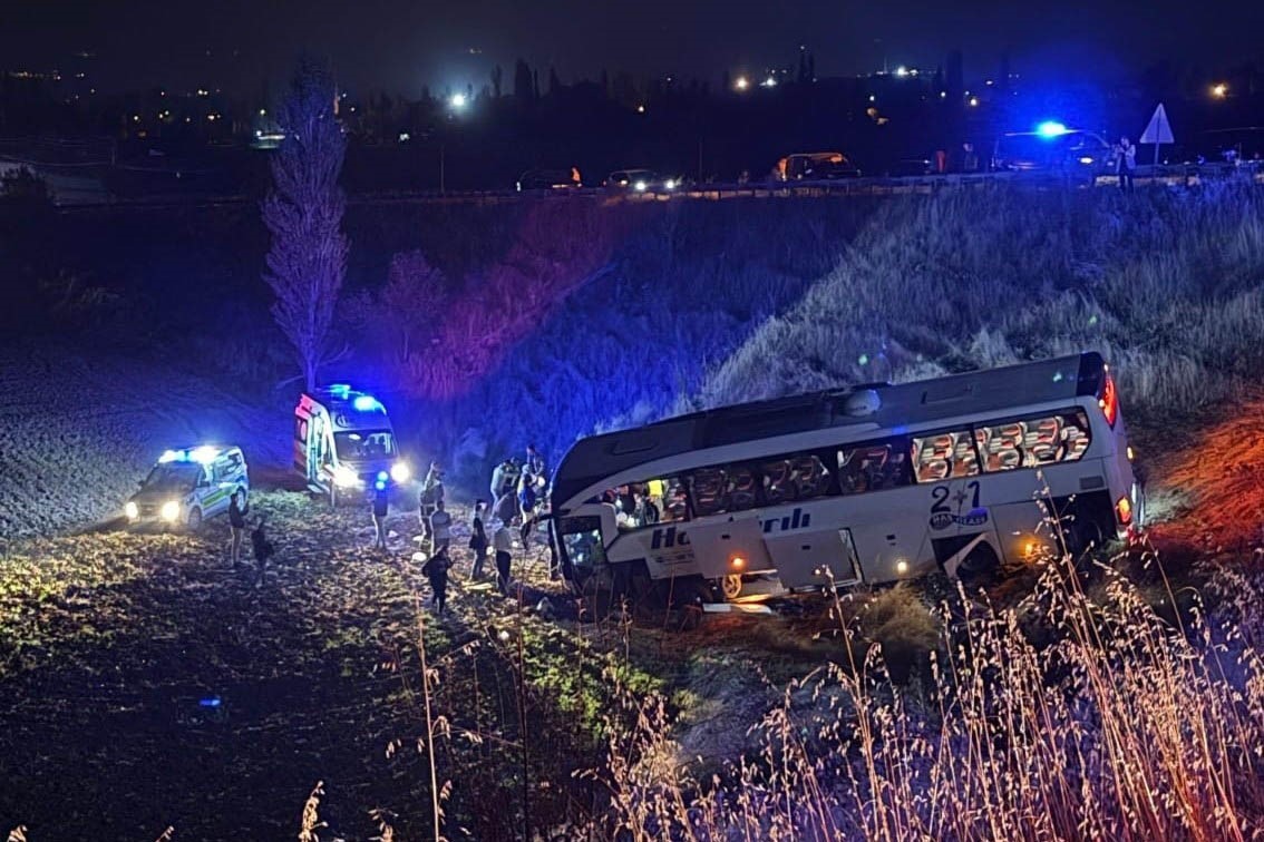 AMASYA’DA YOLCU OTOBÜSÜ ŞARAMPOLE UÇTU: 24 YARALI