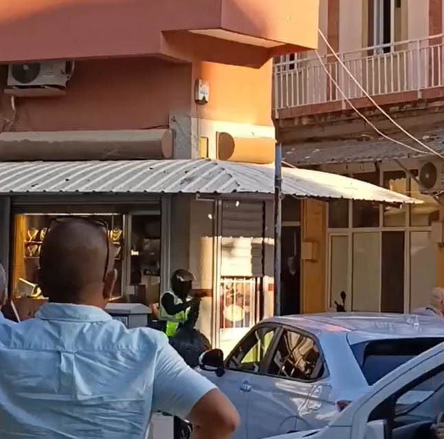 MANİSA’DA KUYUMCU DÜKKANINDA SİLAHLI SOYGUN GİRİŞİMİ: 2 YARALI