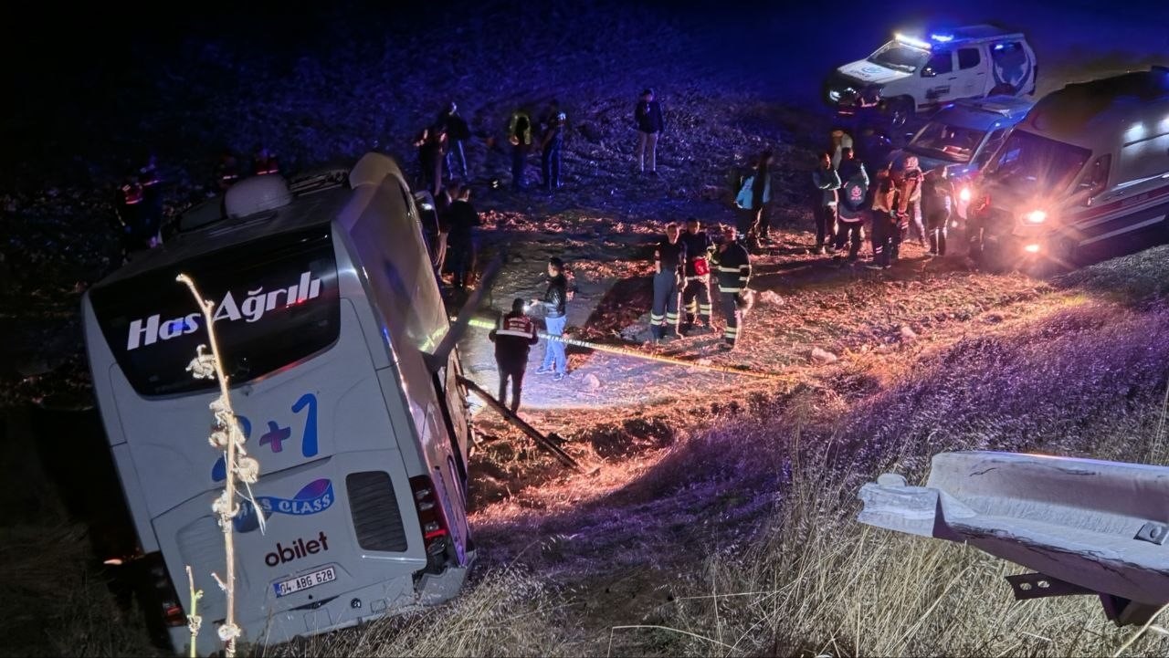 AMASYA’DA YOLCU OTOBÜSÜ ŞARAMPOLE UÇTU: 2’Sİ AĞIR 24 YARALI
