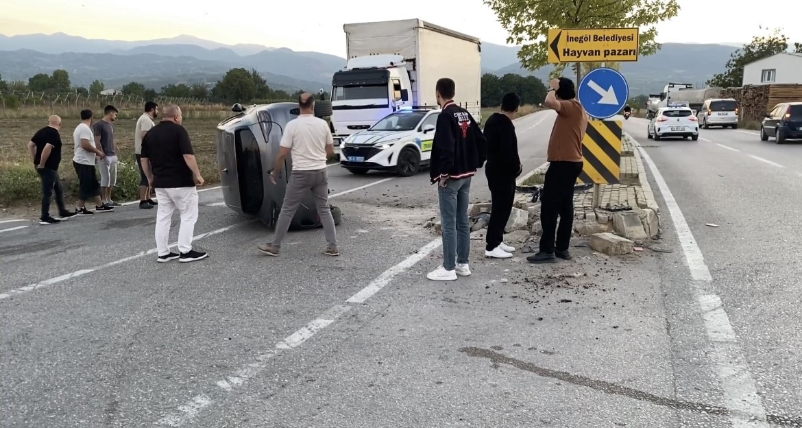 ARA SOKAKTAN ÇIKAN ARACA ÇARPMAMAK İÇİN REFÜJE DALDI… O ANLAR KAMERADA