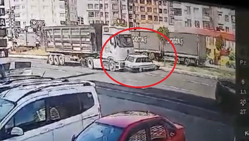 KAYSERİ’DE TIRLA ÇARPIŞAN OTOMOBİLİN TAKLA ATTIĞI KAZA KAMERADA