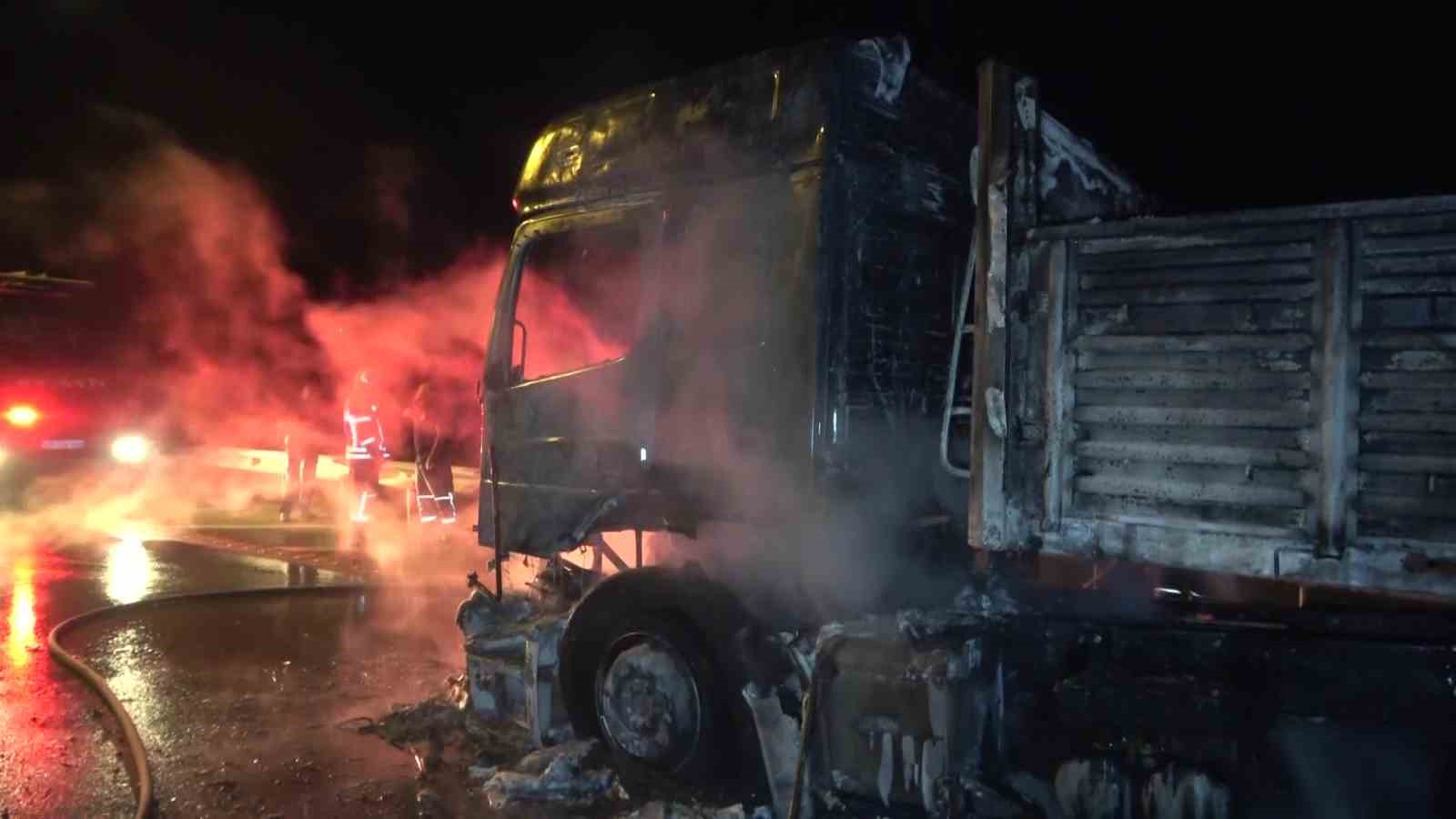 AMASYA’DA SEYİR HALİNDEKİ TIR ALEV TOPUNA DÖNDÜ