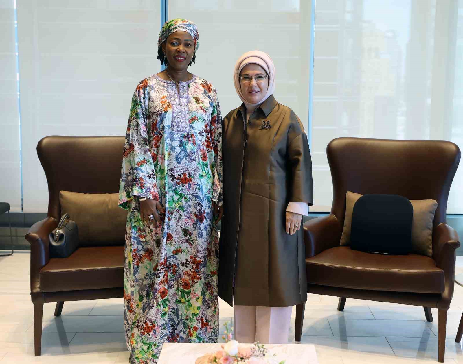 EMİNE ERDOĞAN, SİERRA LEONE CUMHURBAŞKANI’NIN EŞİ FATİMA MAADA BİO İLE GÖRÜŞTÜ