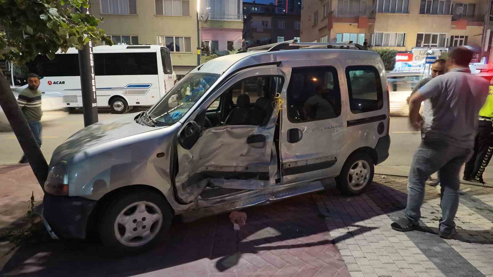 NİĞDE’DE PANELVAN ARAÇ VE MOTOSİKLETE ÇARPAN HAFİF TİCARİ ARAÇ, AĞACA ÇARPARAK DURABİLDİ: 3 YARALI