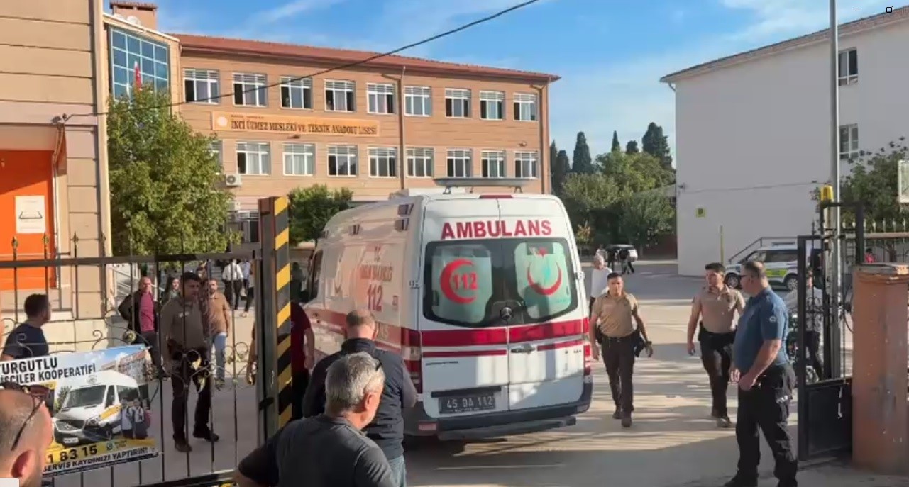 MANİSA’DA OKUL ÖNÜNDE SİLAHLI SALDIRI: YARALI ÖĞRENCİLER VAR