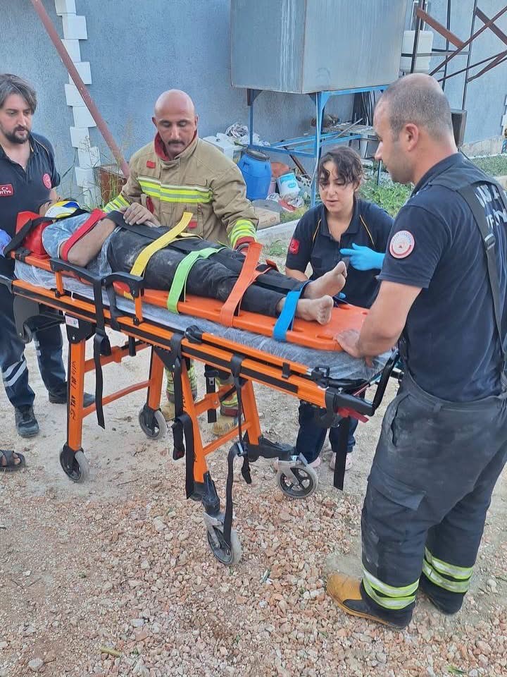 ALTINÖZÜ’NDE DEVRİLEN TRAKTÖRÜN ALTINDA KALAN 3 KİŞİ YARALANDI
