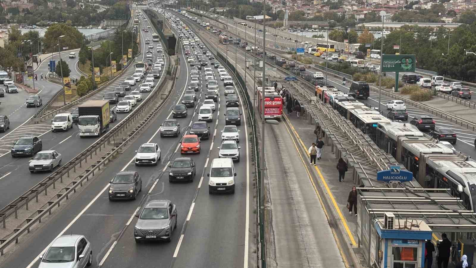 MEGAKENT GÜNE TRAFİKLE UYANDI: TRAFİK YOĞUNLUĞU YÜZDE 71’E ULAŞTI