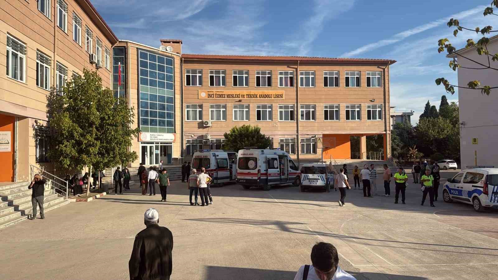 VELİLER SİLAH SESLERİNİN YÜKSELDİĞİ OKULA AKIN ETTİ