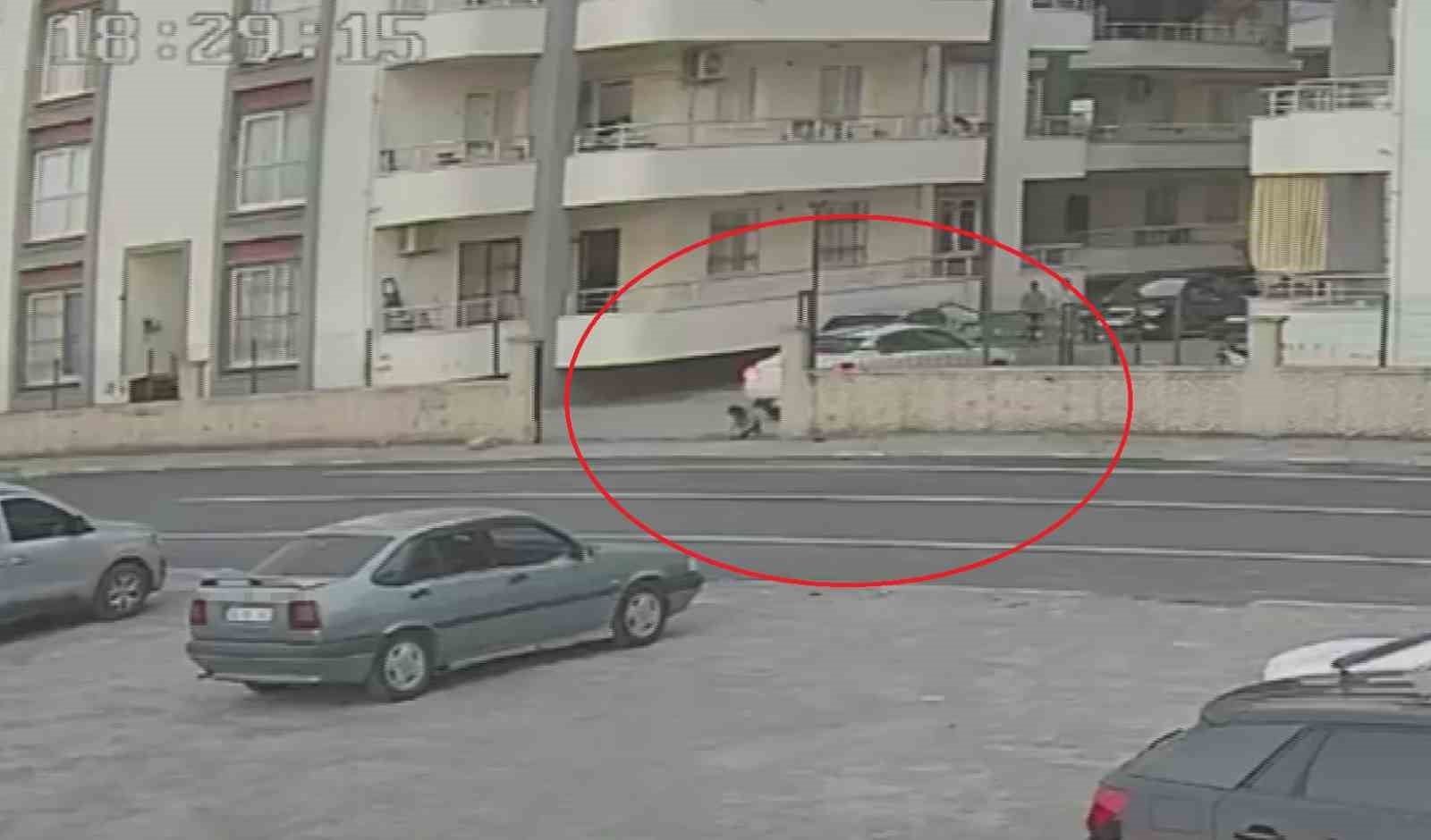 OYUN OYNAYAN 4 YAŞINDAKİ ÇOCUK, GERİ MANEVRA YAPAN OTOMOBİLİN ALTINDA KALDI