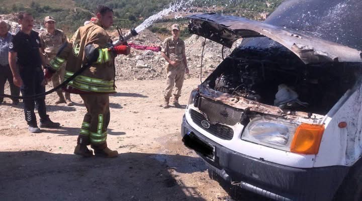 ANTAKYA’DA MİNİBÜSÜN MOTORUNDAN ALEVLER YÜKSELDİ