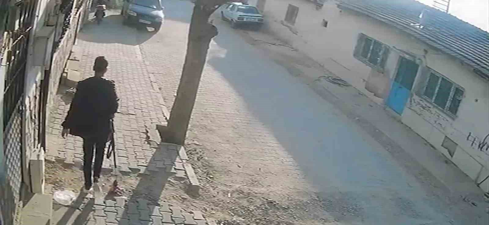 TURGUTLU’DA OKUL ÖNÜNDE SİLAHLI SALDIRI: 10 ÖĞRENCİ YARALANDI