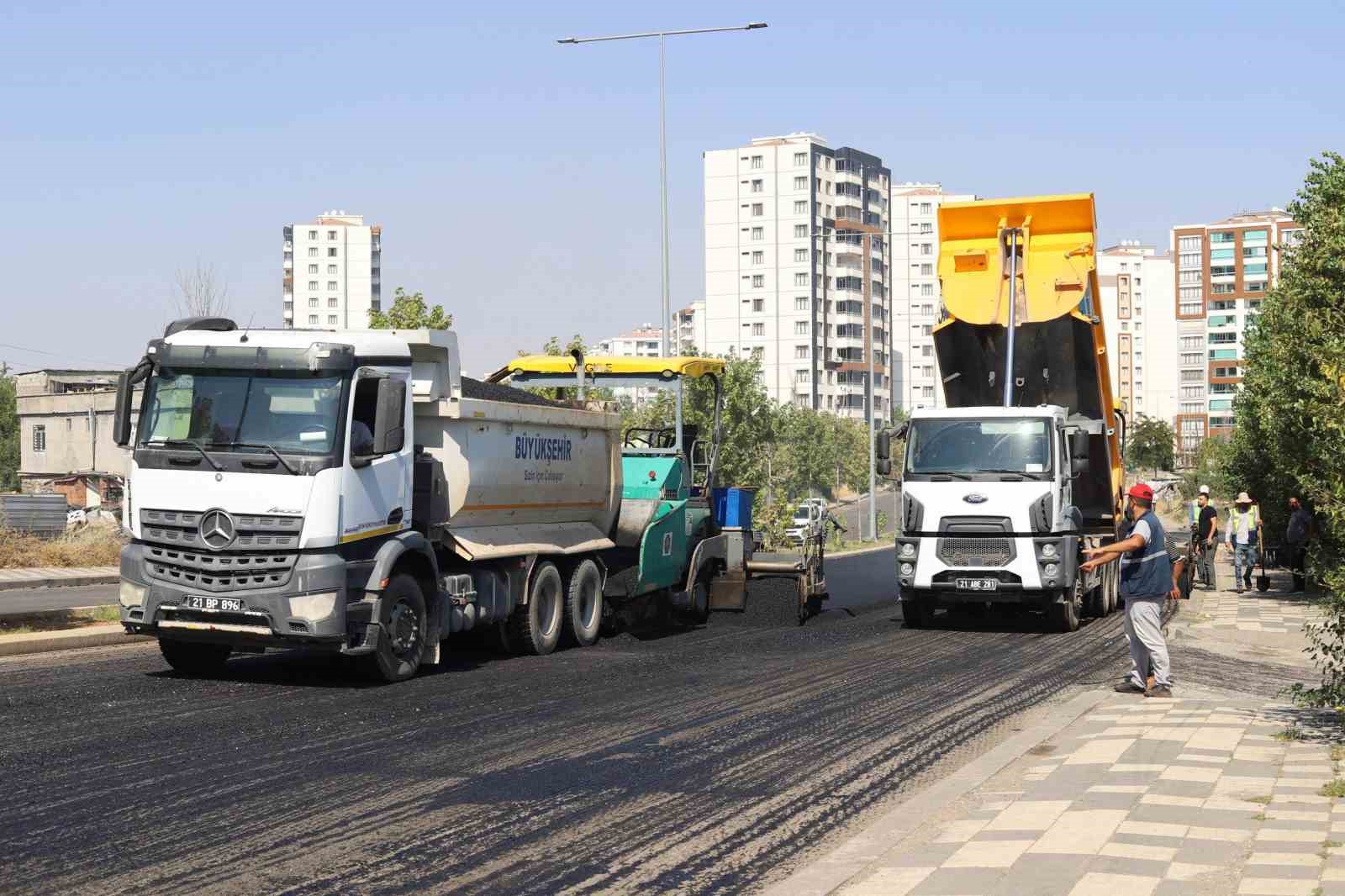 KAYAPINAR VE BAĞLAR’DA 2 CADDE 10 BİN 400 TON ASFALTLA YENİLENDİ