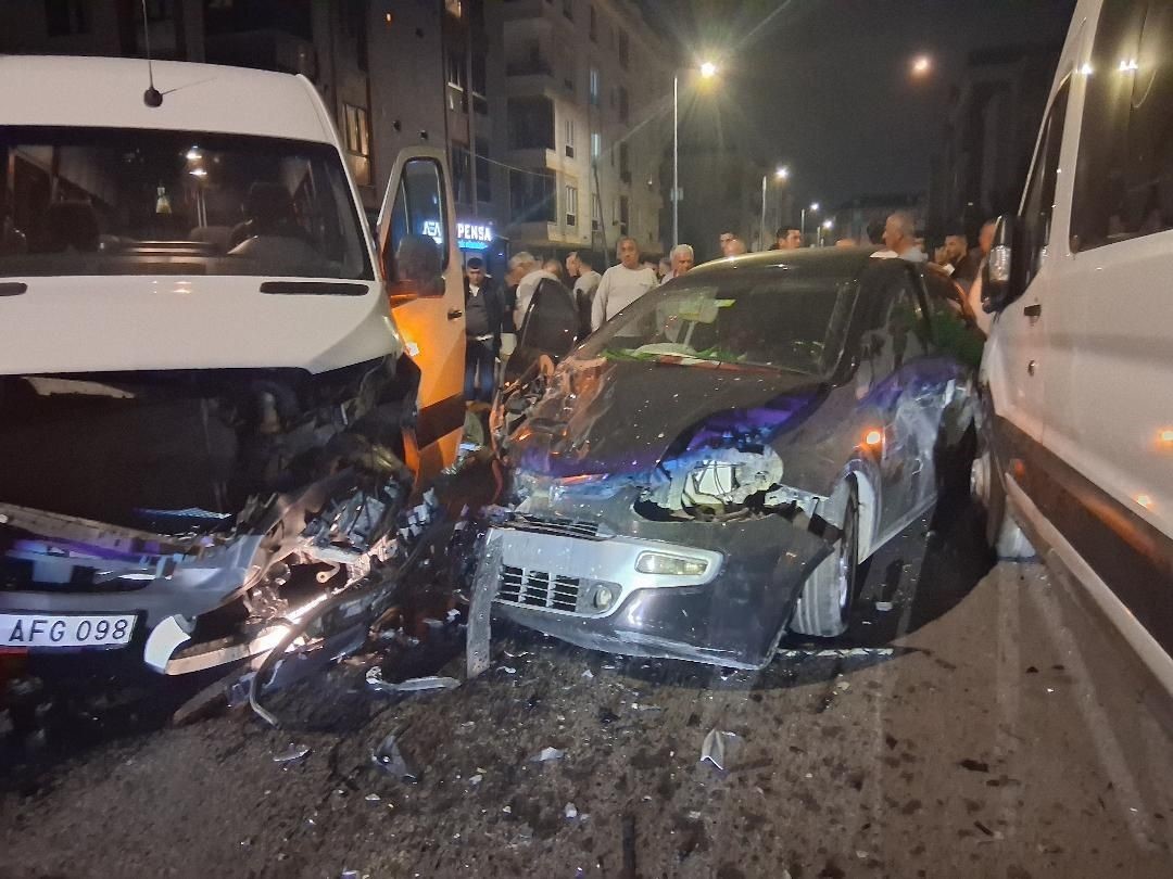 ÇERKEZKÖY’DE OTOMOBİL VE MİNİBÜS ÇARPIŞTI