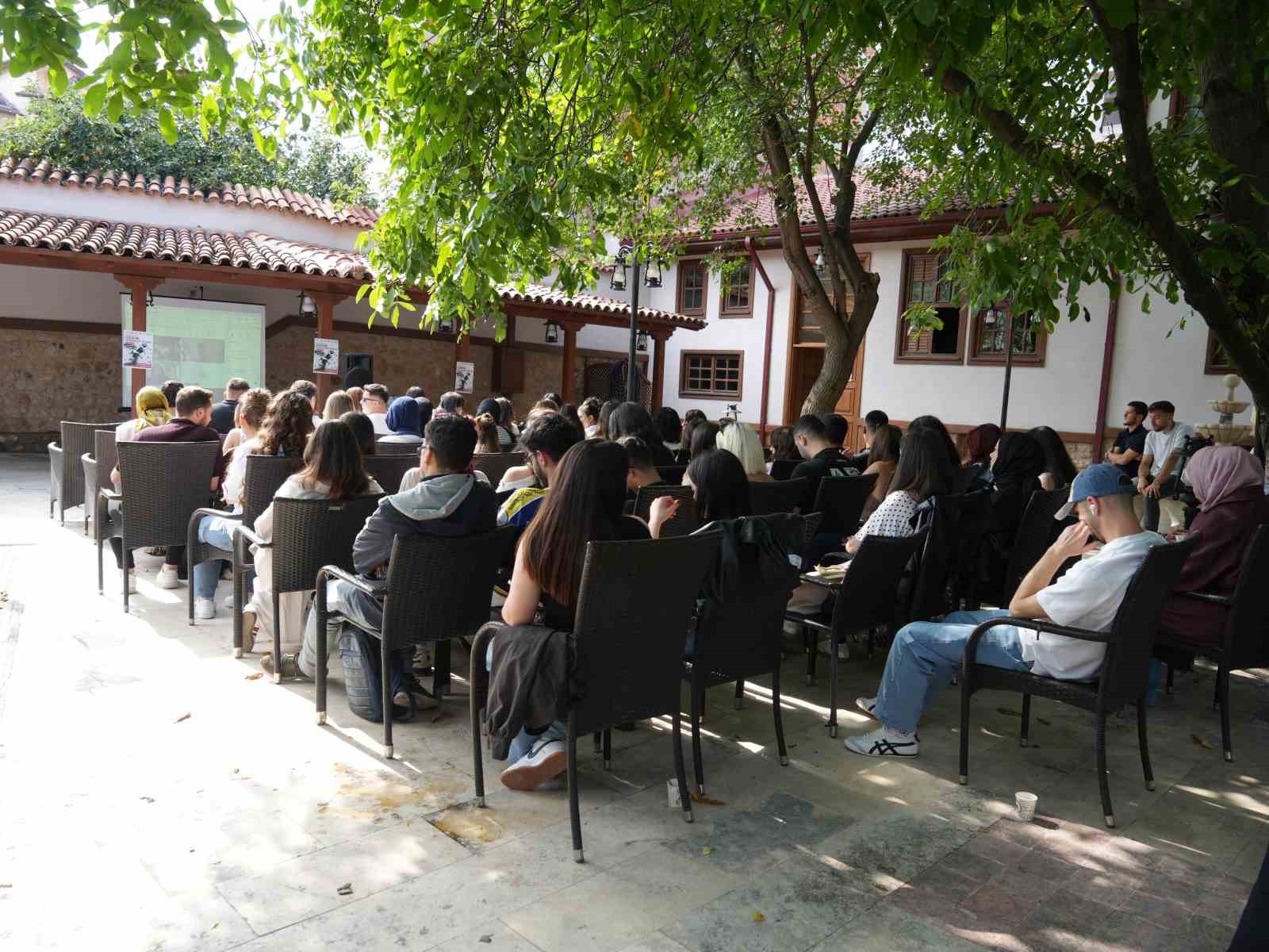 FİLİSTİNLİ AKADEMİSYEN GAZZELİ ÖĞRENCİLERİN ZORLUKLARINI ANLATTI