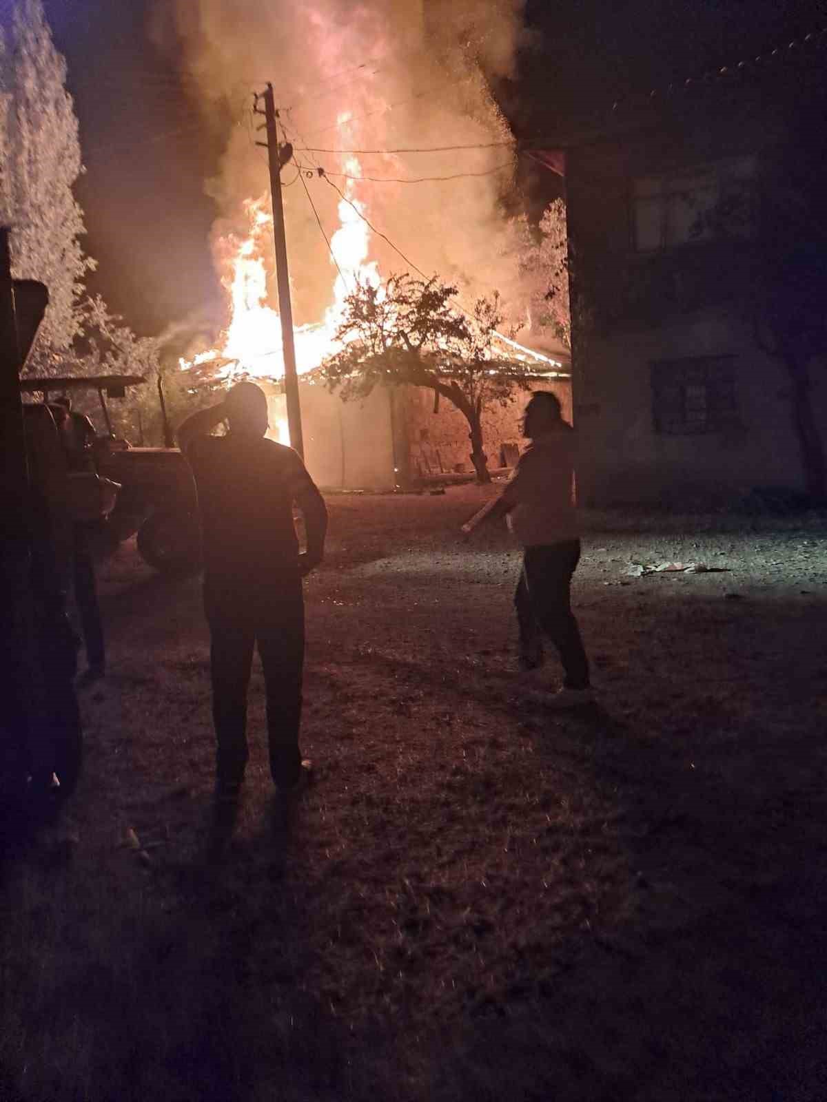 BESİHANE YANGININDA 4 BÜYÜKBAŞ HAYVAN TELEF OLDU