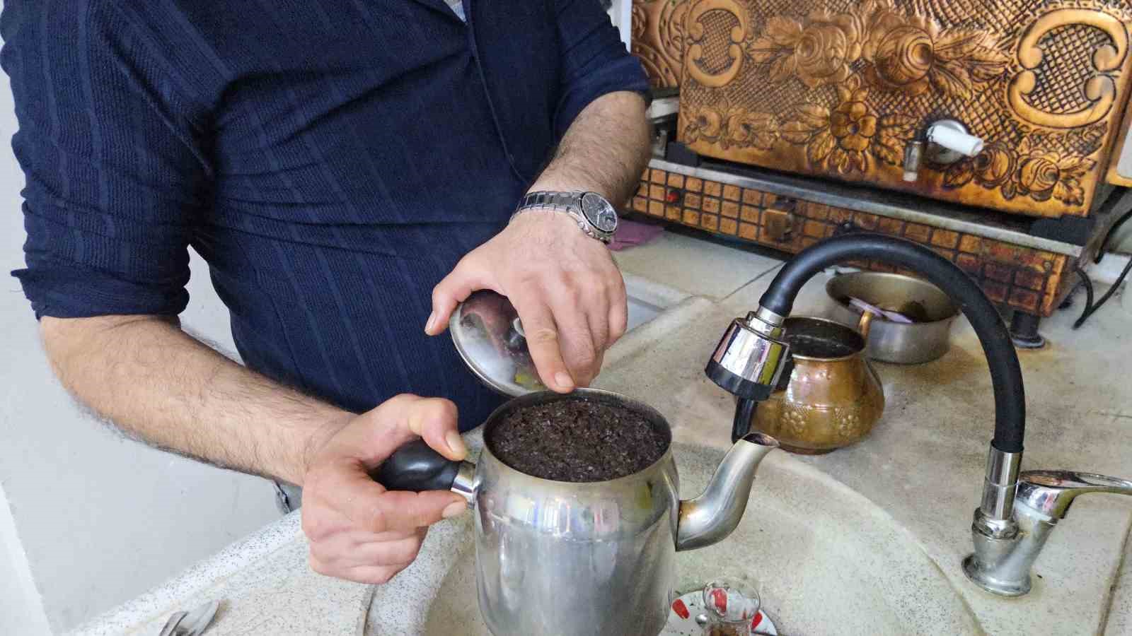 ÇAYIN LEZZET SIRRI ORTAYA ÇIKTI: 45 DAKİKA BEKLETİYORLAR, BAYATLAMIYOR