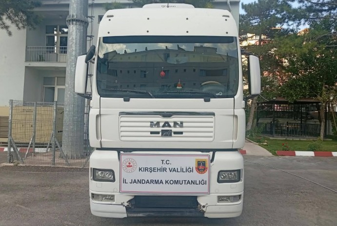 KIRŞEHİR’DE ŞASESİ DEĞİŞTİRİLEN TIR YOL KONTROLÜNDE YAKALANDI